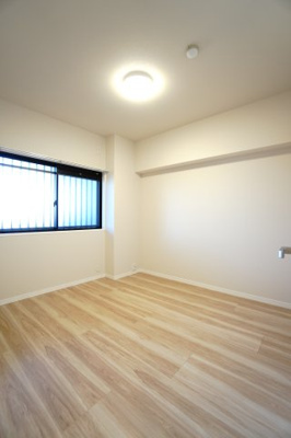 【洋室】 | 【上質リノベ】フローレンス海田月見町 | 【洋室約5.0帖】
居室にはクローゼットを完備。
自由度の高い家具の配置が叶うシンプルな空間です。
お子様の成長と人数と共に必要になる
子供部屋にもぴったりの間取りですね。