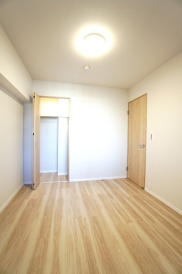 【洋室】 | 【上質リノベ】フローレンス海田月見町 | 【洋室約5.0帖】
こども部屋をコーディネート！このぐらいの広さがあれば、 
お子さんの好きな色やモチーフを使ったコーディネートで、
勉強もお片付けも全部楽しいお気に入りの空間にしていけそうですね！