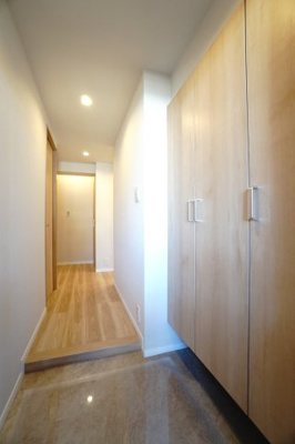 【玄関】 | 【上質リノベ】フローレンス海田月見町 | 【玄関ホール】
人を迎え入れる最初の場所だからこそ、
清潔感があり纏まった空間にして頂ける様に
大型シューズBOXを設置。
照明はオートライト。消し忘れや
出入りが暗くならなく済みます！