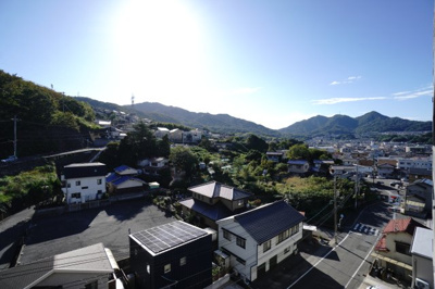 【展望】 | 【上質リノベ】フローレンス海田月見町 | 【四季を感じる】
四季の移ろい・爽やかな青空や風を感じられ
自然を愉しめるパノラマビュー。
毎日の暮らしに余裕を感じさせてくれる、
遮る物の無い開放的な眺望を是非、ご堪能ください。