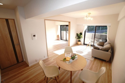 【居間・リビング】 | 【上質リノベ】フローレンス海田月見町 | 【約13.3帖LDK】
今回のリノベーションスタイルは「ナチュラルモダン」
無駄のないシンプルなラインと、落ち着いた色調が特徴ですが、
どこかデザイナーズリノベのような感じにもなっています。