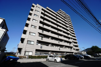 【外観】 | 【耐震性】
耐震性の高さを判断するポイントは、
建築確認申請日が1981年6月1日以降の
新耐震基準に適合しているかどうか。
震度６程度の大地震でも
建物が崩壊しないレベルが基準になりました。
