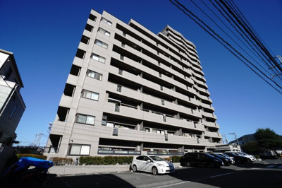 【外観】 | 【上質リノベ】フローレンス海田月見町 | 【耐震性】
耐震性の高さを判断するポイントは、
建築確認申請日が1981年6月1日以降の
新耐震基準に適合しているかどうか。
震度６程度の大地震でも
建物が崩壊しないレベルが基準になりました。