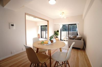 【居間・リビング】 | 【上質リノベ】フローレンス海田月見町 | 室内（2025年10月24日8：00頃）撮影