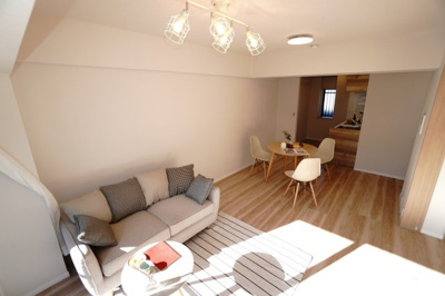 【居間・リビング】 | 【上質リノベ】フローレンス海田月見町 | 室内（2025年10月24日8：00頃）撮影