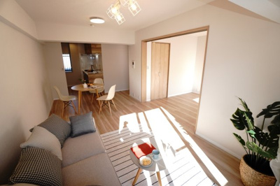 【居間・リビング】 | 【上質リノベ】フローレンス海田月見町 | 室内（2025年10月24日8：00頃）撮影