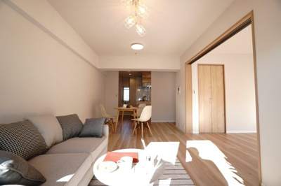 【居間・リビング】 | 【上質リノベ】フローレンス海田月見町 | 室内（2025年10月24日8：00頃）撮影