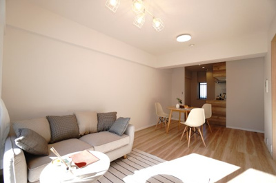 【居間・リビング】 | 【上質リノベ】フローレンス海田月見町 | 【約13.3帖】
 ナチュラルな素材感とモダンなシルエットが組合さり
 温かみと洗練された印象となっています。
 バルコニーからの陽ざしがリビング全面に広がり
 一日中明るい日差しが差し込みます