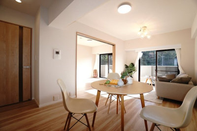 【居間・リビング】 | 【上質リノベ】フローレンス海田月見町 | 室内（2025年10月24日8：00頃）撮影