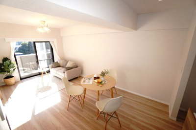 【居間・リビング】 | 【上質リノベ】フローレンス海田月見町 | 室内（2025年10月24日8：00頃）撮影