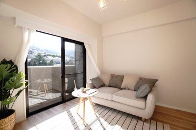 【居間・リビング】 | 【上質リノベ】フローレンス海田月見町 | 室内（2025年10月24日8：00頃）撮影