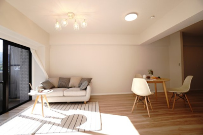 【居間・リビング】 | 【上質リノベ】フローレンス海田月見町 | 室内（2025年10月24日8：00頃）撮影