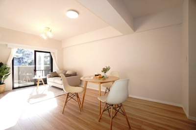 【居間・リビング】 | 【上質リノベ】フローレンス海田月見町 | 室内（2025年10月24日8：00頃）撮影