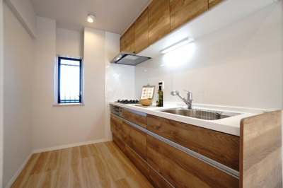 【キッチン】 | 【上質リノベ】フローレンス海田月見町 | 【キッチンルーム】
今回のキッチンは料理をすることが楽しみになる心地よさで
家族みんなが使いたくなるようなワクワクいたします。
また、リビングから手元が見えないように配慮されたデザインも嬉しい♪
