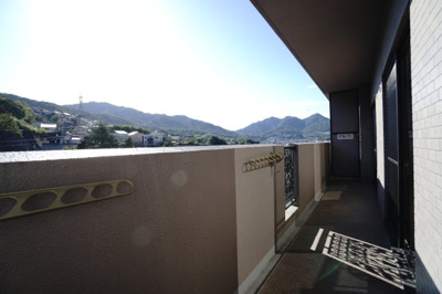 【バルコニー】 | 【上質リノベ】フローレンス海田月見町 | 現地（2025年10月24日8：00頃）撮影