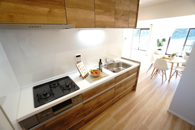 【キッチン】 | 【上質リノベ】フローレンス海田月見町 | ☆キッチンの特徴☆
・クリナップ社製
・アクリストンワークトップ
・浄水器一体型ハンドシャワー水栓
・一度に5人分食器洗い乾燥機は後付け可能
・フラットスリムレンジフード
・換気扇幕板が他の面材と同色