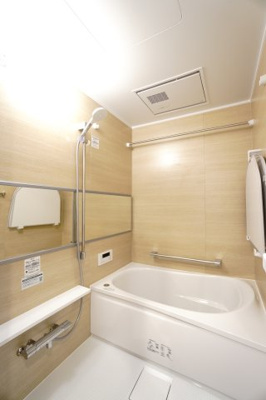 【浴室】 | 【上質リノベ】フローレンス海田月見町 | 【バスルーム】
TOTO社製RWシリーズは
「ゆるリラ浴槽」「カラリ床」で独自の技術によりバスタイムを
よりよく演出してくれます！
更に、浴室暖房乾燥機が標準設備！
お手入れが楽なシステムバスです。