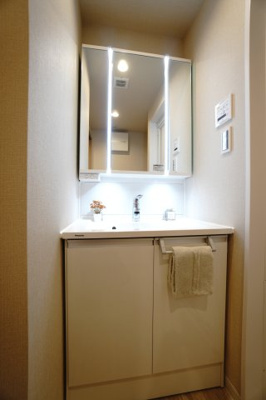 【独立洗面台】 | 【上質リノベ】フローレンス海田月見町 | 【コスメカウンター】
Panasonic社製！
「美ルックツインラインLED照明」は、
従来の照明より自然な肌の色に見える照明。
肌の色味を美しく引き立て、
洗面ボウルも広くメイクの時間をより素敵に。