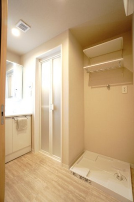 【独立洗面台】 | 【上質リノベ】フローレンス海田月見町 | 【パウダールーム】
嬉しい、タオル掛け付きの2段可動式のリネンラック。
しかも装着が楽なワンタッチ式の給水栓！
洗濯機置場はドラム式の洗濯機も入るサイズですが、
お手持ちのサイズが入るか要確認です！