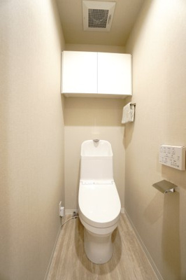 【トイレ】 | 【上質リノベ】フローレンス海田月見町 | 【レストルーム】
TOTO社製！きれいをまもるせいけつトイレ！
お掃除はサッとひとふきで完了！
少ない水で、汚れをしっかり洗い流します。
手洗い機能付きなので、もしもの時も慌てない！
キャビネット付！