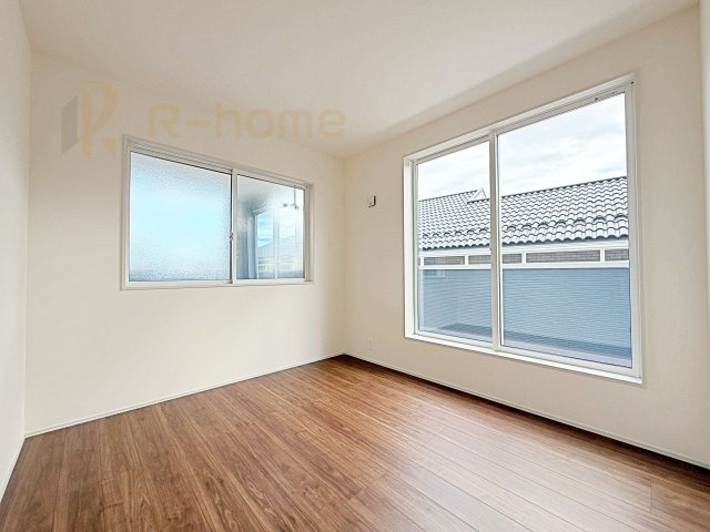 水戸市見川12期　新築戸建て　5号棟の洋室|2面窓の風通しの良い洋室です♪差し込む暖かな陽当たりで、室内がくつろげる空間に早変わりです♪