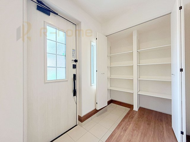 水戸市見川12期　新築戸建て　5号棟の玄関|気持ちよくご家族やゲストを送迎できる穏やかな雰囲気の玄関♪大きな下駄箱で玄関廻りスッキリ♪