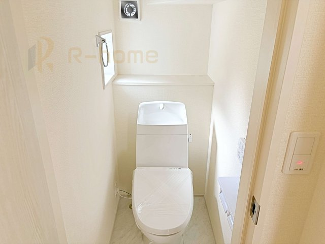 水戸市見川12期　新築戸建て　5号棟のトイレ|温水洗浄便座付きのトイレ。
トイレが２ヵ所設置で朝の忙しい時間でも安心です。