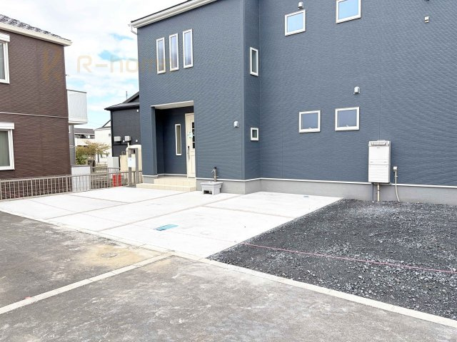 水戸市見川12期　新築戸建て　5号棟の駐車場|カースペースは3台完備。ゲスト用のスペースも確保できますね♪