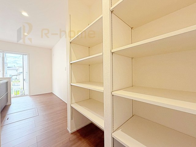 水戸市見川12期　新築戸建て　5号棟の収納|キッチンにはパントリーを設置！キッチン回りの整理整頓の悩みも解決♪