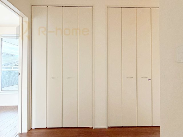 水戸市見川12期　新築戸建て　5号棟の収納|掃除用具などの収納に便利なホール収納！