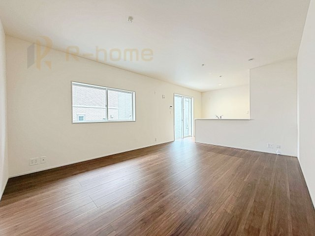 水戸市見川12期　新築戸建て　5号棟の居間・リビング|広くて明るいＬＤＫ♪ ゆったりくつろげるリビングスペースで、ご家族皆様の笑顔が溢れます。