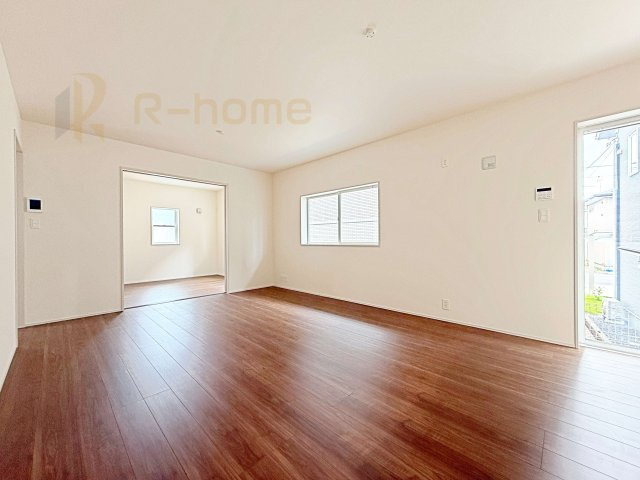 水戸市見川12期　新築戸建て　5号棟の居間・リビング|たっぷりの陽光が注ぎ込む明るいリビング♪隣接の洋室を開放すると更なる大空間に変身♪