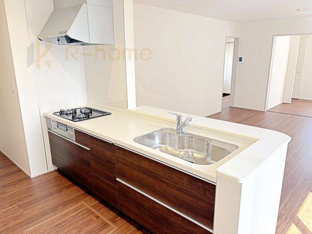 水戸市見川12期　新築戸建て　5号棟のキッチン|料理をしながら家族とコミュニケーションが取れる対面式システムキッチン。