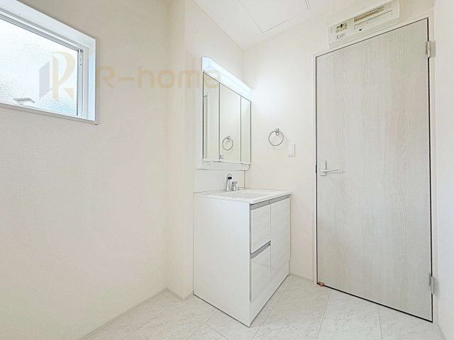 水戸市見川12期　新築戸建て　5号棟の洗面所|清潔感溢れる洗面台は嬉しい三面鏡付き。洗剤や歯ブラシなどもすっきり収納できます♪