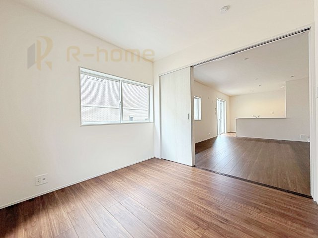 水戸市見川12期　新築戸建て　5号棟の洋室|1階洋室はゲストルーム、キッズスペースとしても利用可能♪
開放してリビングと繋げればゆとりの大空間！