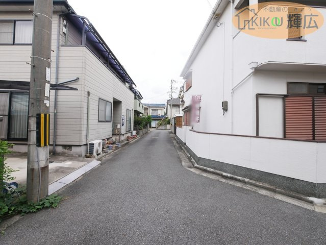 加古川市米田町平津　中古戸建の前面道路含む現地写真