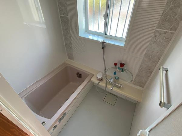 南町松本貸家西の浴室|コンパクトで使いやすいお風呂です