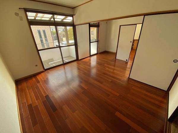 南町松本貸家西の内装|明るい色調の室内です