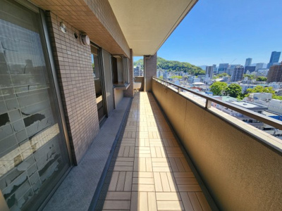 【バルコニー】 | ローレルコート白島九軒町 | 南向きバルコニー　令和7年9月末リフォーム工事完了予定