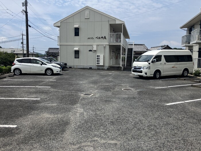 メイゾンベルサＢ棟の駐車場