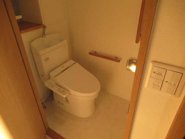 ハートフル湊川１ＤＫのトイレ|多機能便座が設置されています