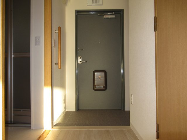 ハートフル湊川１ＤＫの玄関|収納もある玄関です