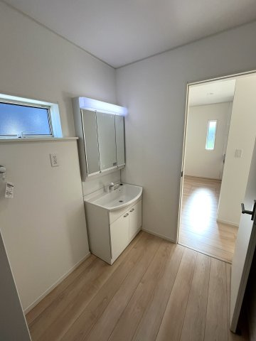 【洗面所】 | 厚南小学校に通える新築戸建　宇部市際波　第６－５号棟　クレイドルガーデン　アーネストワン | シャンプードレッサーはシャワーヘッドが伸びるタイプ