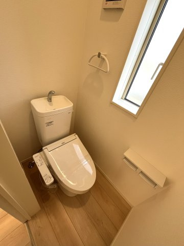 【トイレ】 | 厚南小学校に通える新築戸建　宇部市際波　第６－５号棟　クレイドルガーデン　アーネストワン | シャワートイレは節水型タイプ。１階と２階の２カ所あります