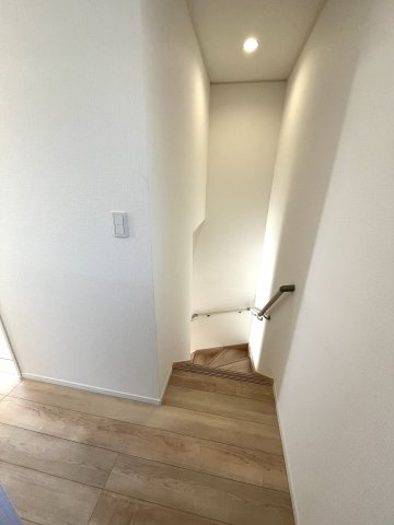 【その他】 | 厚南小学校に通える新築戸建　宇部市際波　第６－５号棟　クレイドルガーデン　アーネストワン | 階段には手すりも付いて安心ですね。