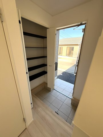 【玄関】 | 厚南小学校に通える新築戸建　宇部市際波　第６－５号棟　クレイドルガーデン　アーネストワン | 玄関には大型の下駄箱も設置。ブーツも楽々入ります。