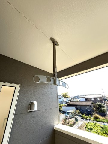 【バルコニー】 | 厚南小学校に通える新築戸建　宇部市際波　第６－５号棟　クレイドルガーデン　アーネストワン | バルコニーには物干しも付いています