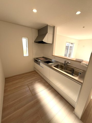 【キッチン】 | 厚南小学校に通える新築戸建　宇部市際波　第６－５号棟　クレイドルガーデン　アーネストワン | 使い勝手の良いシステムキッチンで楽しくクッキング♪