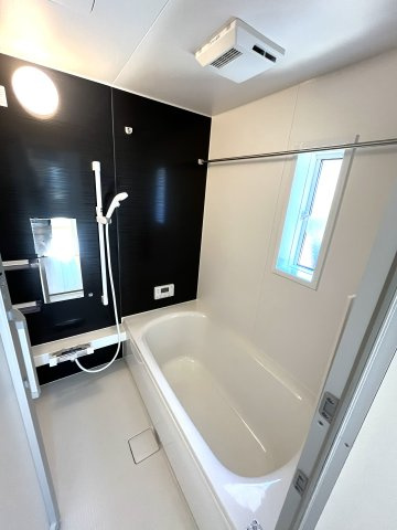 【浴室】 | 厚南小学校に通える新築戸建　宇部市際波　第６－５号棟　クレイドルガーデン　アーネストワン | １坪タイプのゆったりとしたお風呂