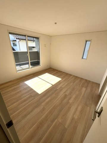 【洋室】 | 厚南小学校に通える新築戸建　宇部市際波　第６－５号棟　クレイドルガーデン　アーネストワン | ２面採光の明るいお部屋で健やかな毎日